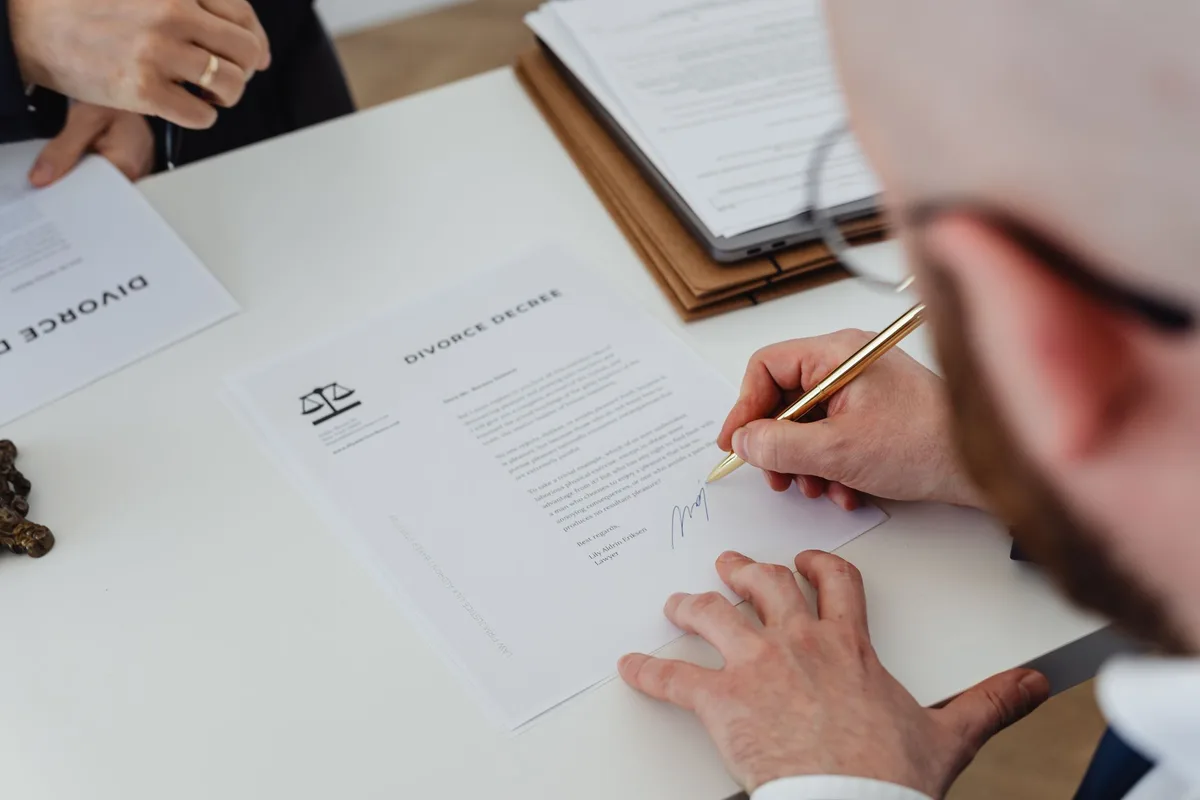 Contrat de mandat signé avec stylo sur un bureau professionnel
