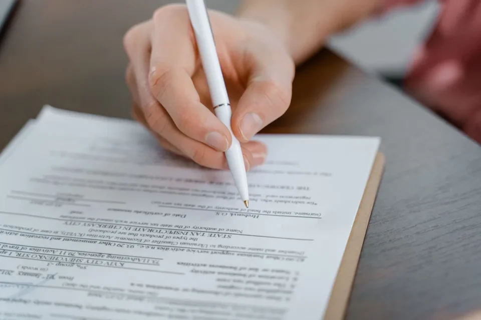 Signature d'un contrat commercial sur un bureau avec stylo et documents
