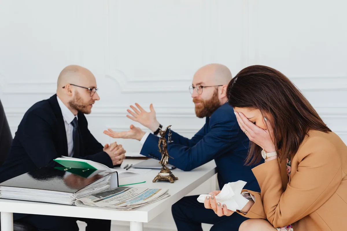 Deux personnes en discussion pour résoudre un différend