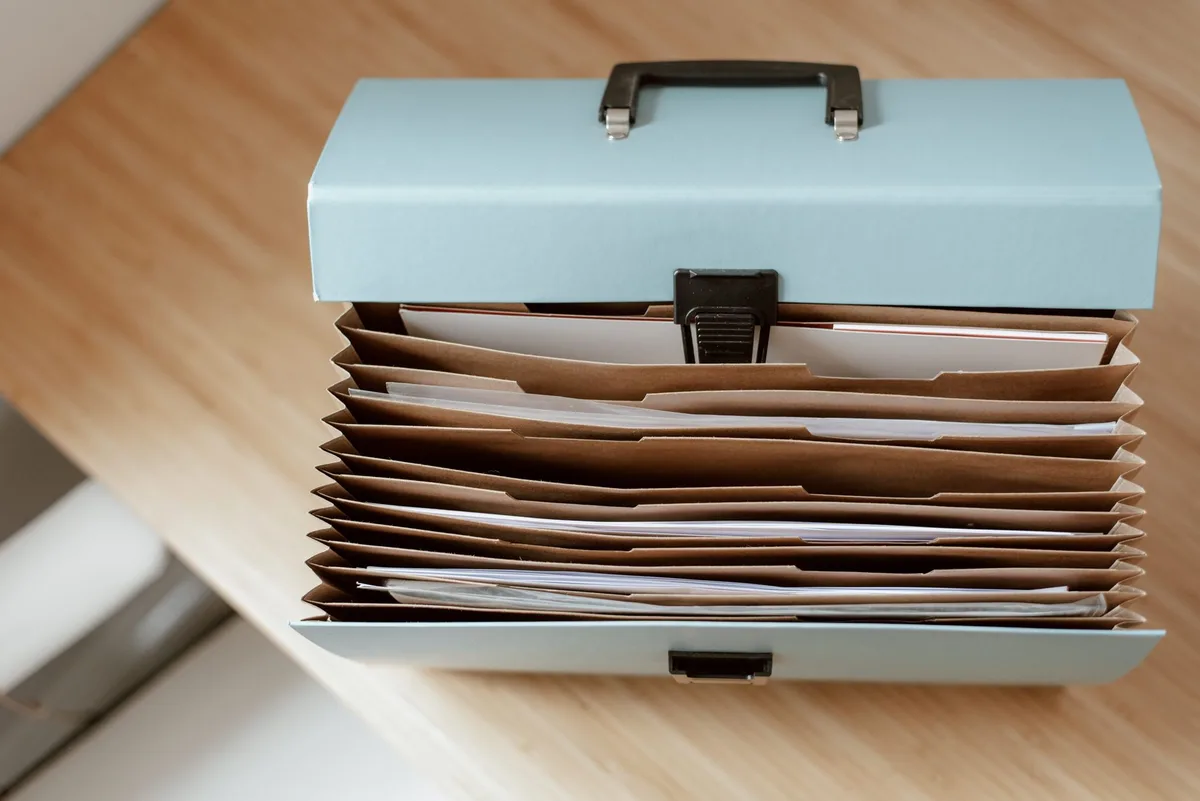 Dossier organisé avec documents justificatifs et questionnaires médicaux