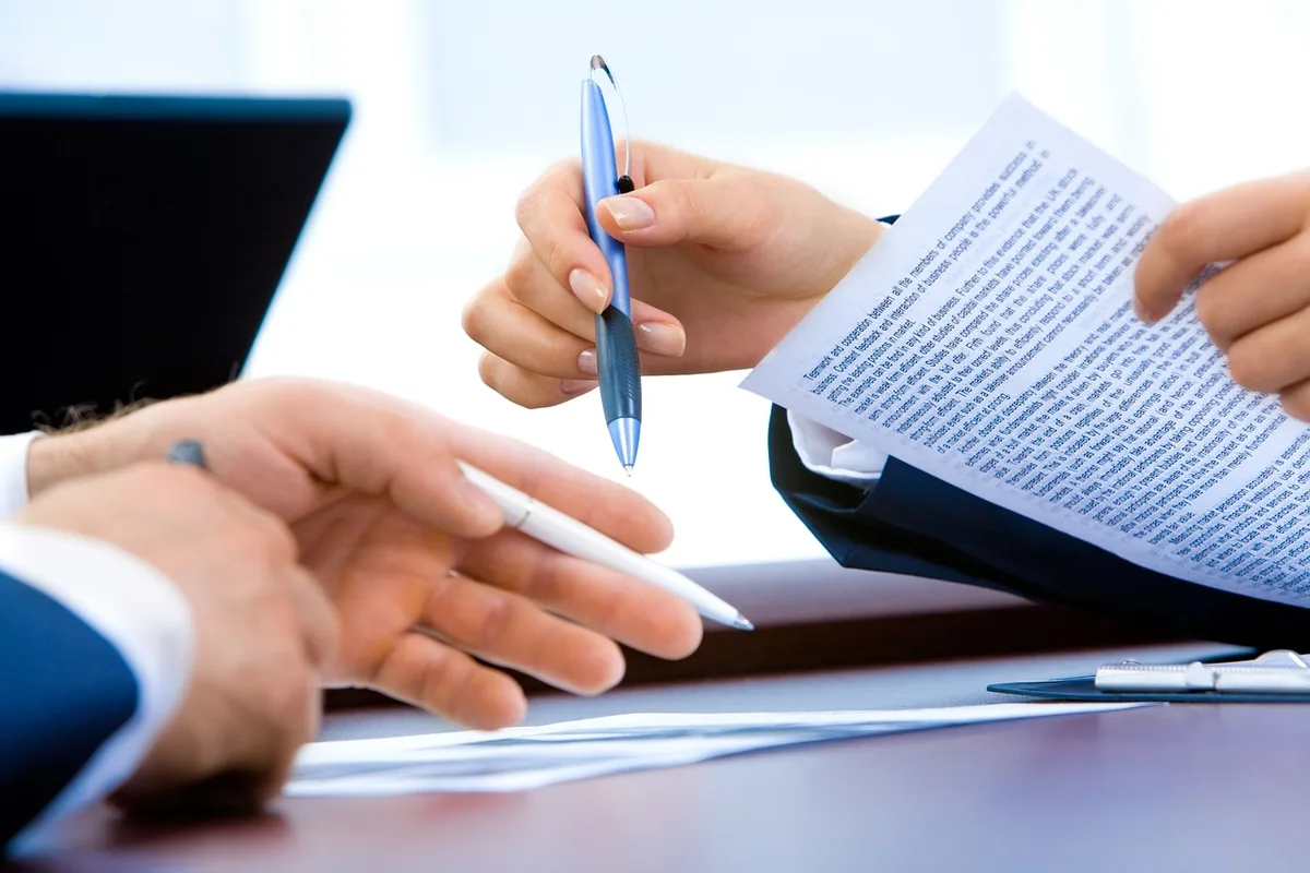 Personne étudiant attentivement les conditions générales d'un contrat d'assurance