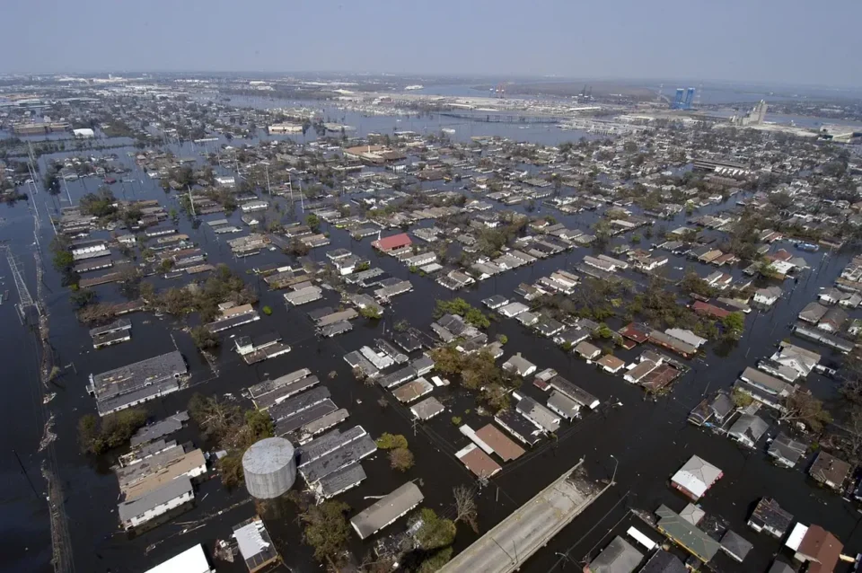 Sous-sol inondé avec de l'eau s'accumulant au sol et des dégâts matériels visibles