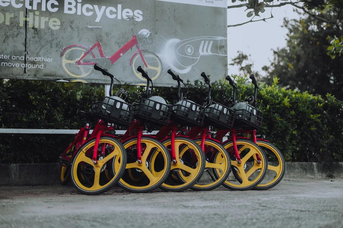 Vélo à assistance électrique stationnné en ville