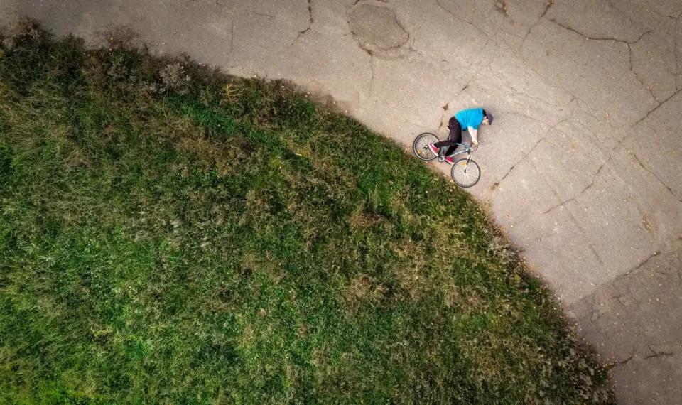 Cycliste et vélo endommagé après un accident sur une route urbaine