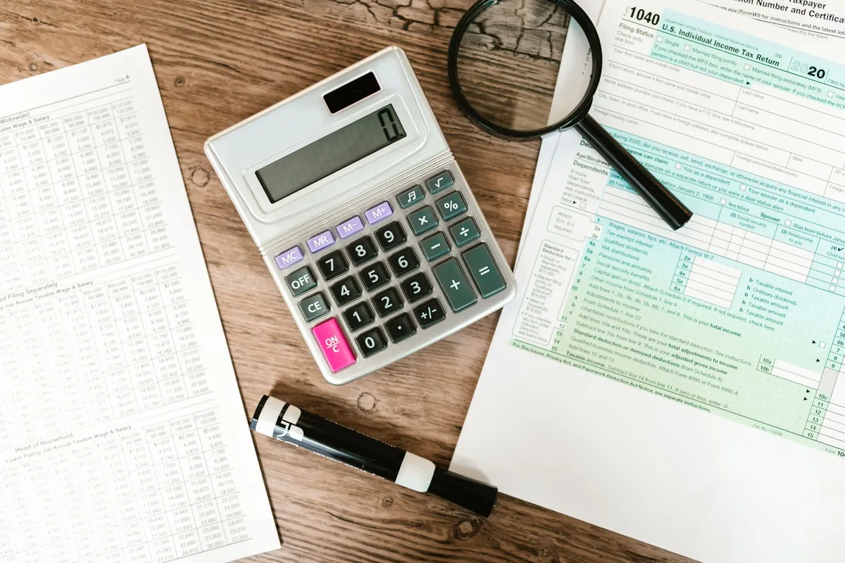 Formulaires fiscaux et calculs de déductions sur un bureau
