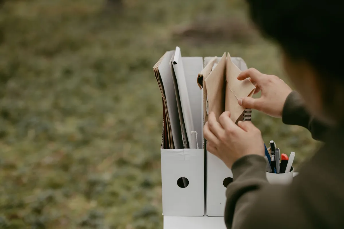 Documents et reçus professionnels classés et conservés