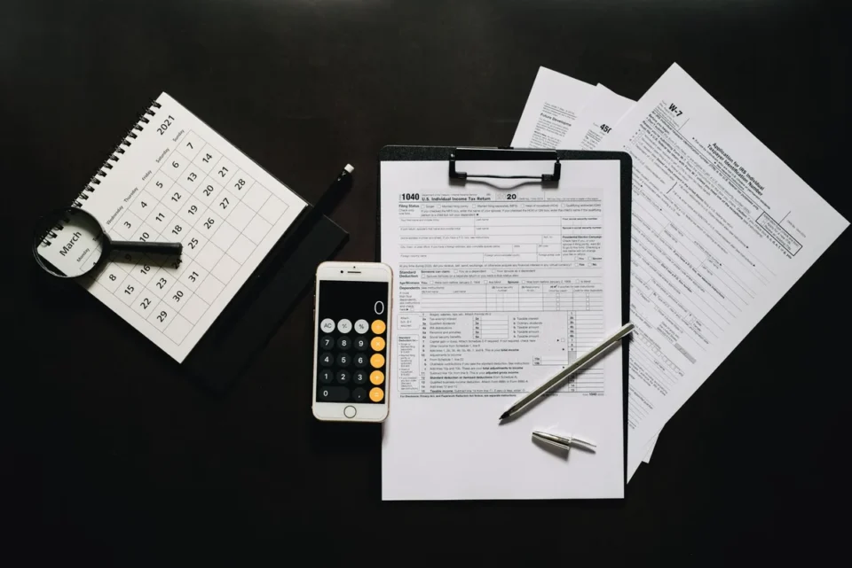 Bureau de travailleur indépendant avec documents fiscaux, factures et ordinateur portable