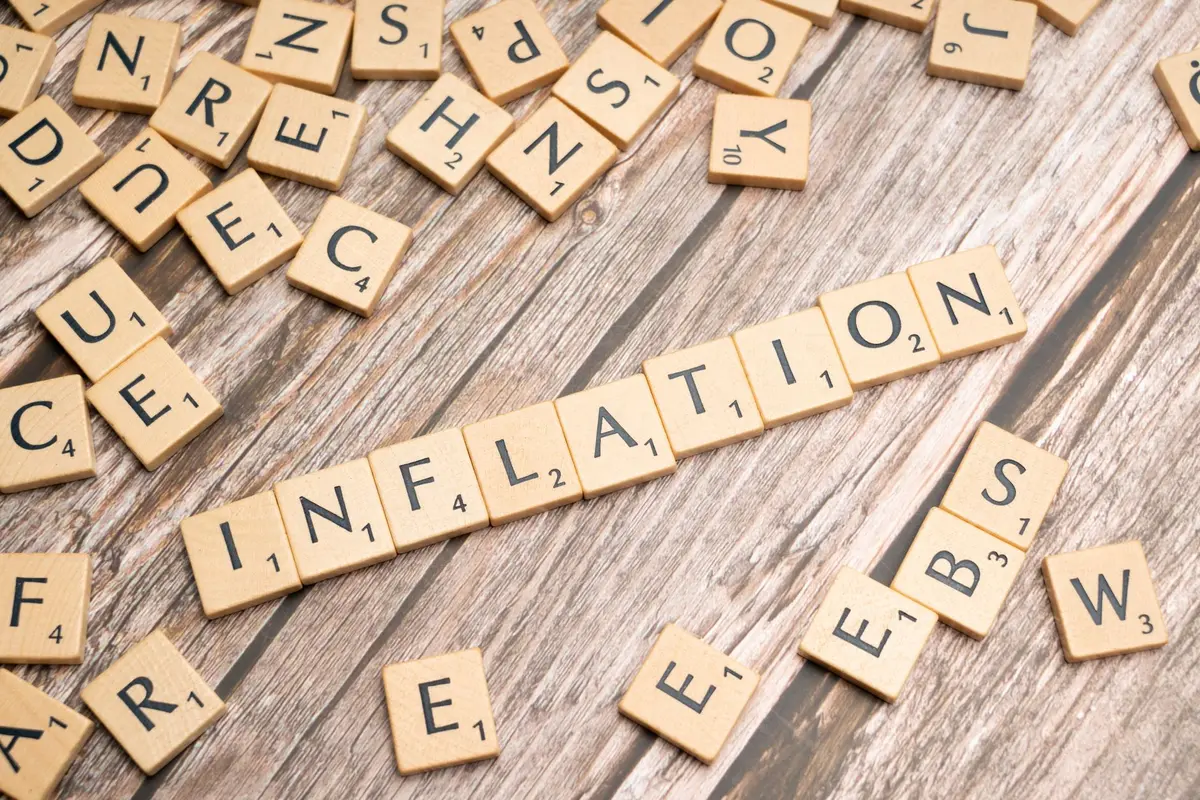 Graphique montrant la hausse des salaires et de la pression inflationniste liée à la croissance de l'emploi