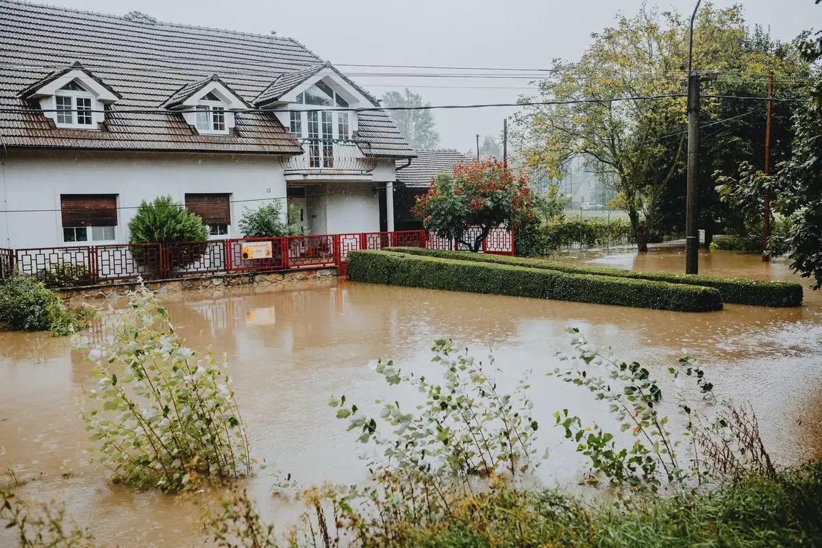 Maison inondée lors d'un épisode météorologique extrême