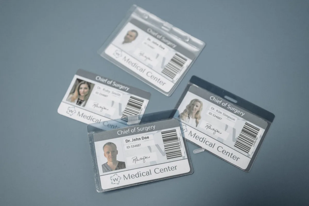 Employé pointant sur une badgeuse numérique avec reconnaissance d'identité