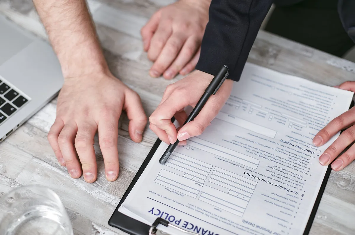 Document d'assurance habitation avec liste de vérification des garanties et franchises