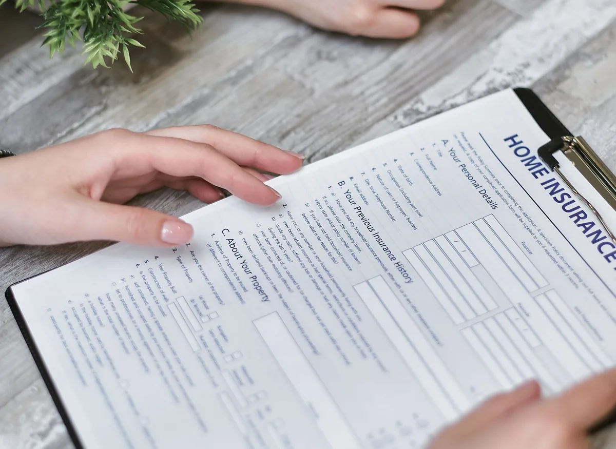 Formulaire d'assurance avec erreurs et corrections manuelles