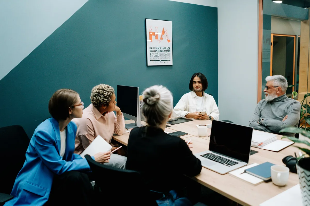 Entretien de rupture de contrat entre un employeur et un salarié dans un bureau