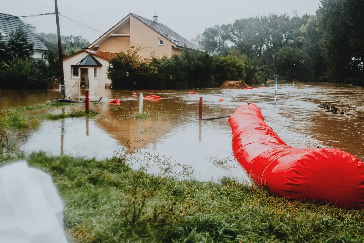 Barrières amovibles et matériaux imperméables installés au rez-de-chaussée d'une habitation