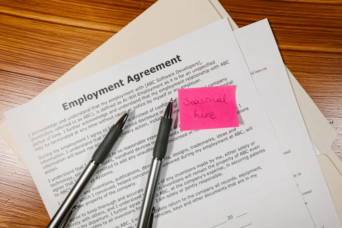 Formulaire de demande de formation remis à un responsable RH
