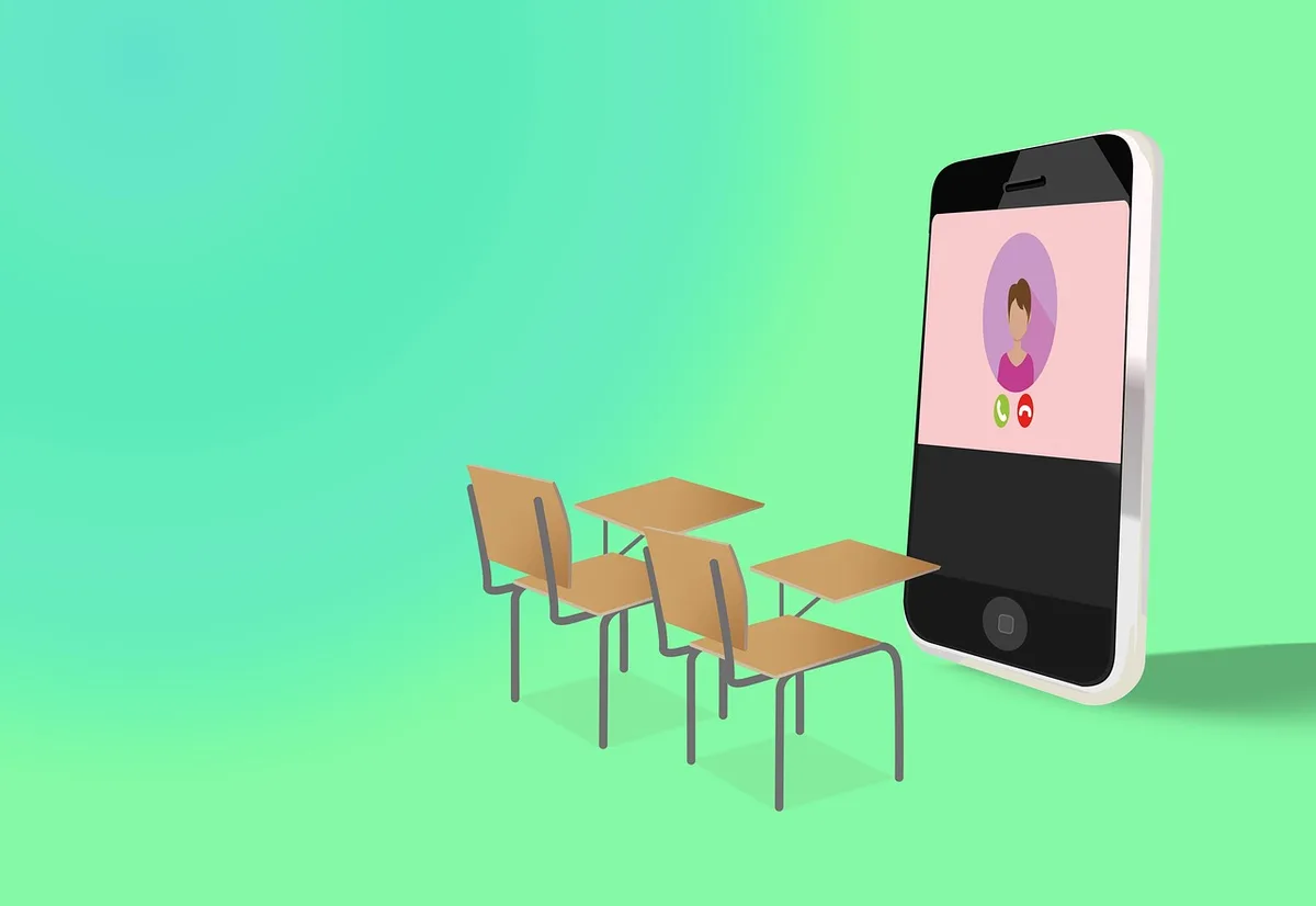 Microvidéo de formation affichée sur un écran mobile en environnement de vente.