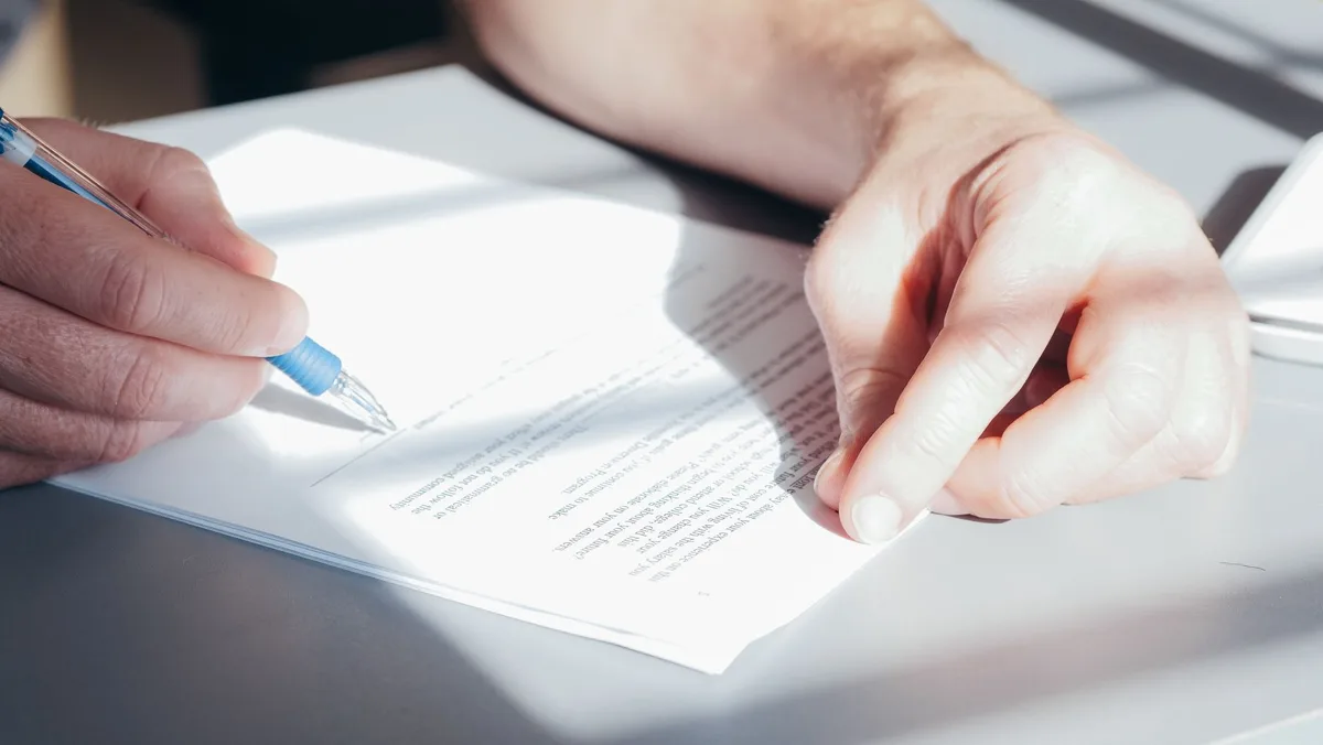 Documents de travail et contrat d'emploi pour vérification avant réclamation