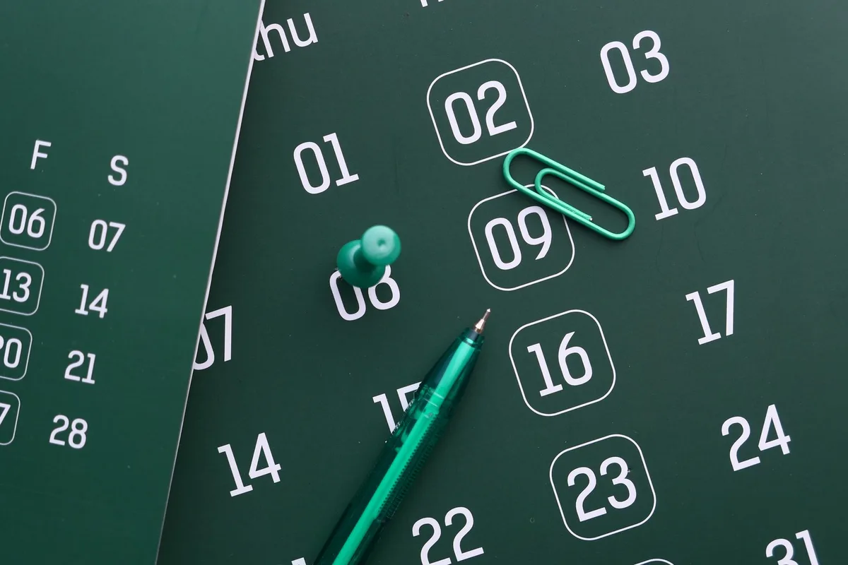 Associés discutant d'un calendrier de versements échelonnés et d'une stratégie financière