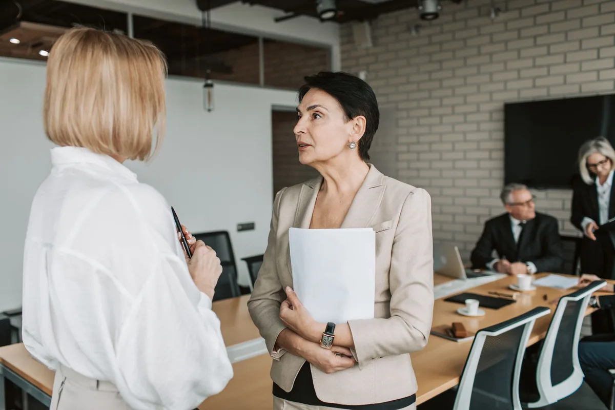 Entretien professionnel entre un employeur et un salarié dans un bureau