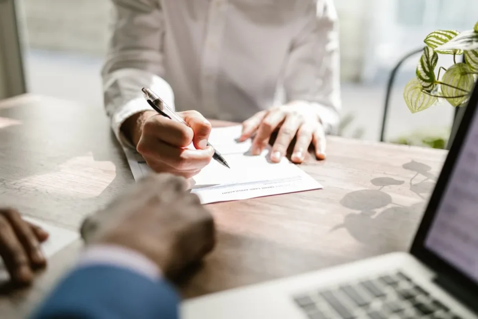 Bureau d'employeur avec documents de contrat, calendrier et stylo pour la signature