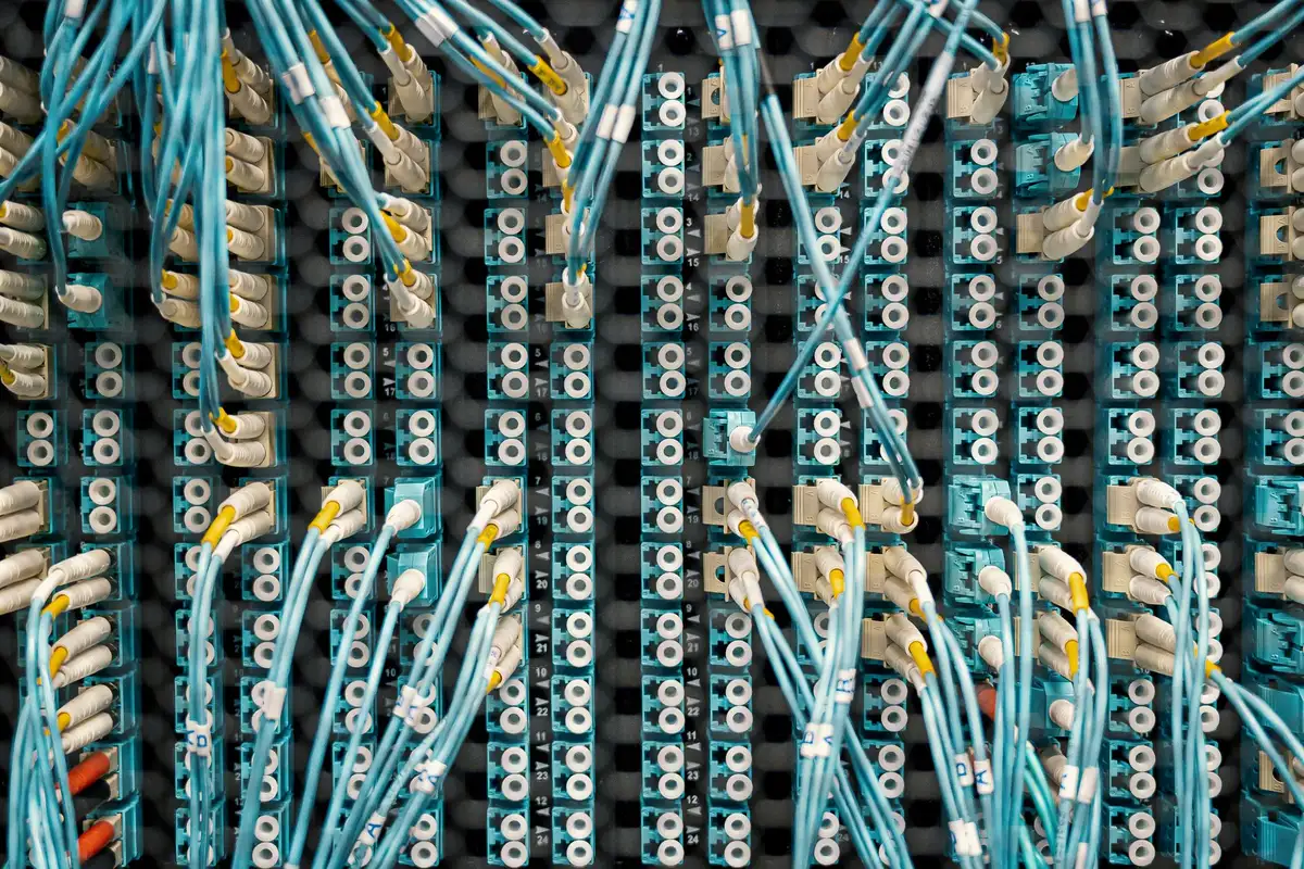Schéma représentant l'intégration de plusieurs outils : LMS central, solution mobile et SIRH synchronisés