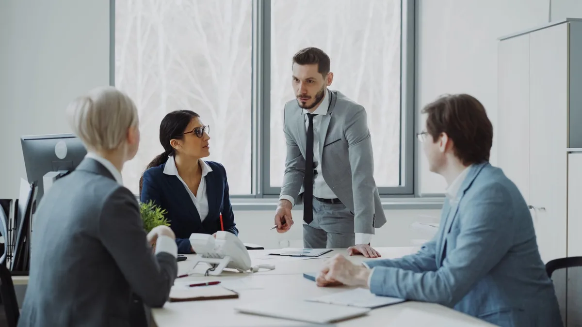 Manager discutant d'un plan d'action avec son équipe pour relancer la plateforme