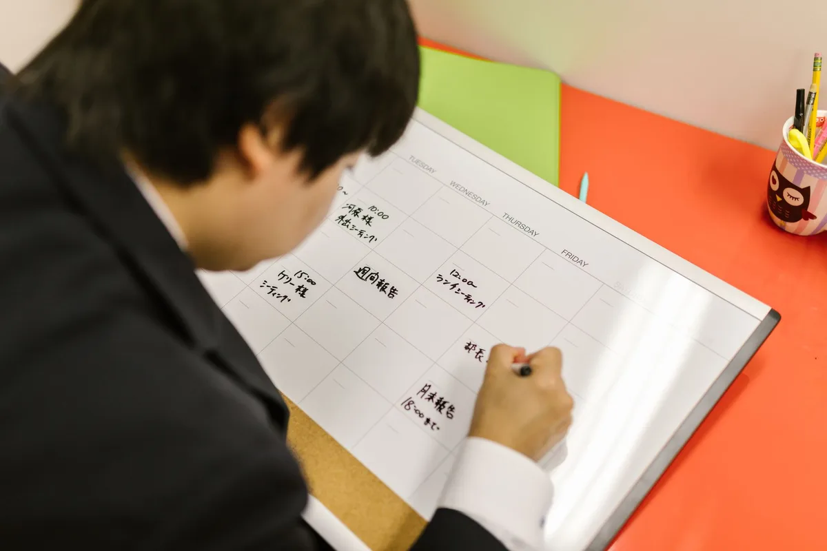 Responsable RH organisant les plannings et remplacements après un arrêt maladie