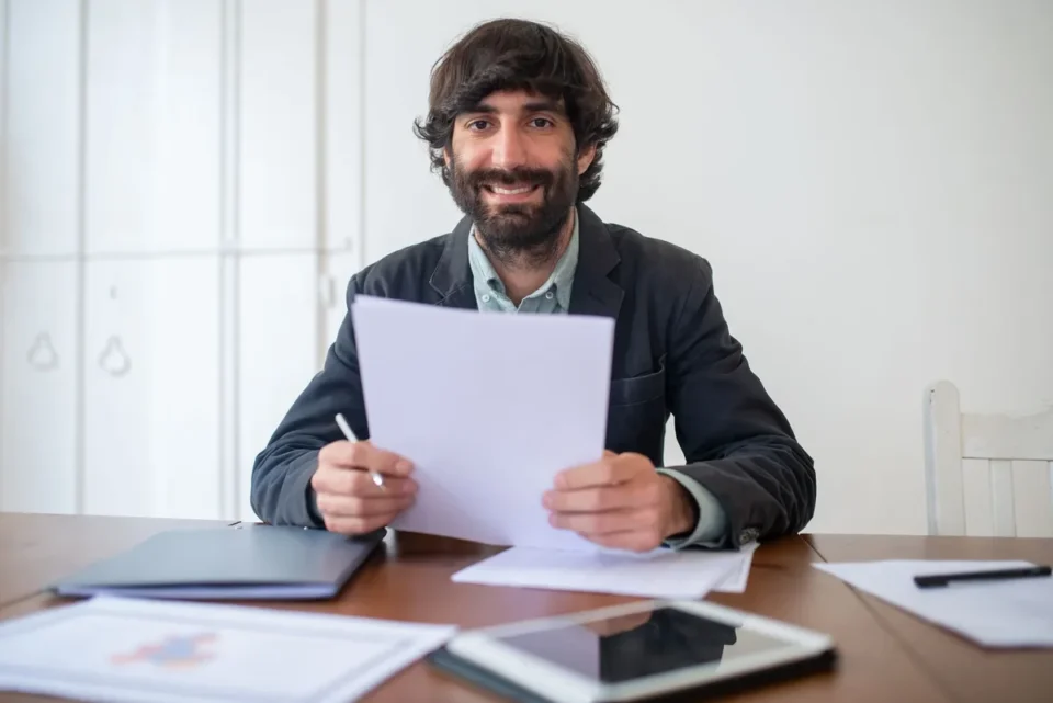 Employeur consultant des documents médicaux et dossiers de salarié sur un bureau de bureau