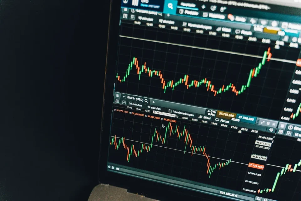 Graphiques financiers montrant des tendances contradictoires sur un écran de trading