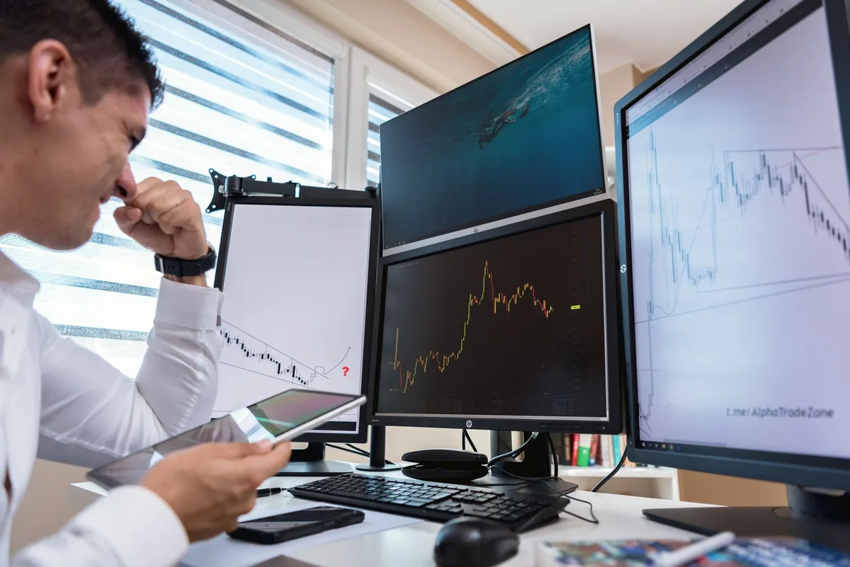 Investisseur prenant une mauvaise décision d'investissement sous l'effet de l'émotion.