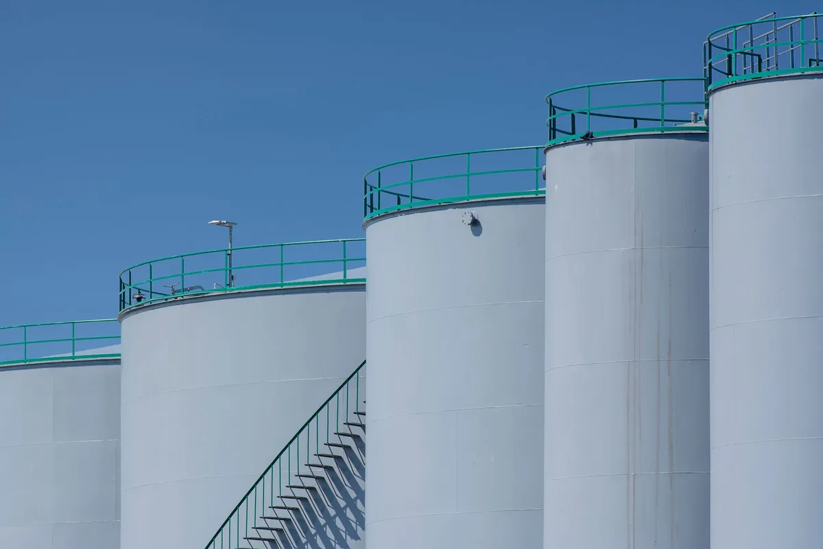 Raffinerie de pétrole avec installations industrielles et réservoirs de stockage