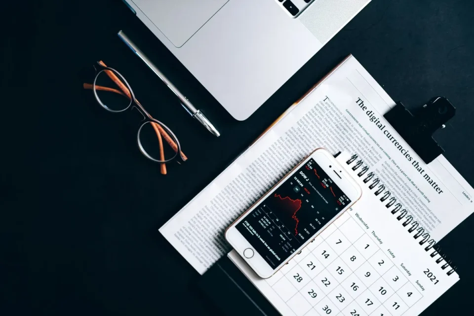 Bureau avec calendrier ouvert, stylo et document de convocation en préparation