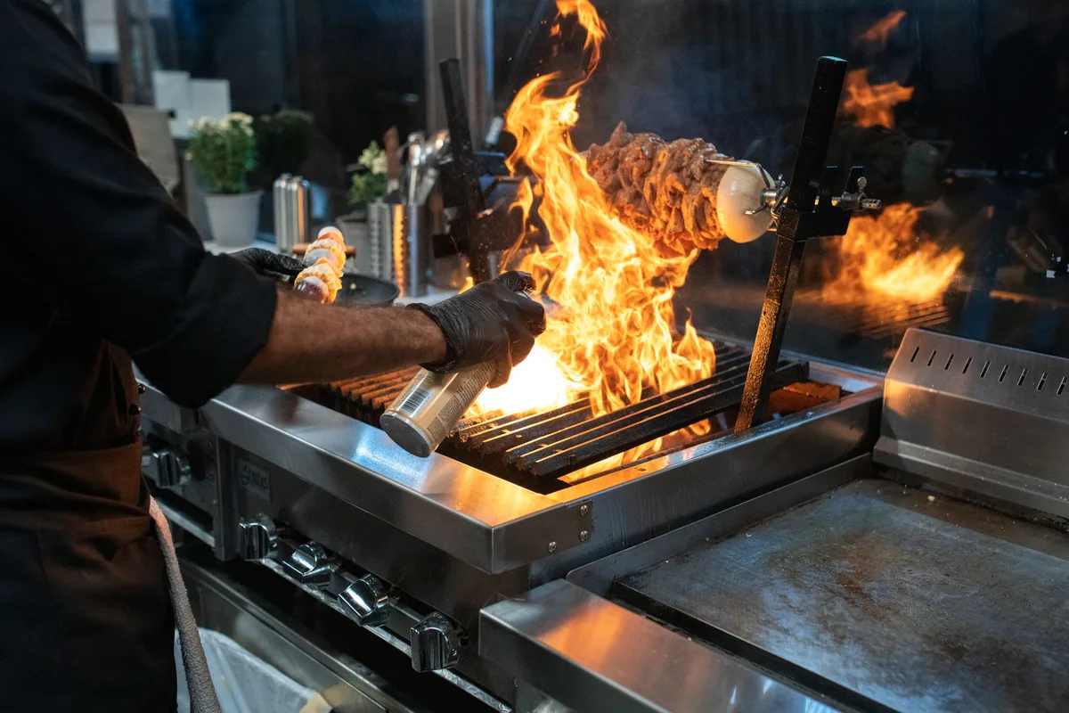 Équipement de cuisine professionnel aménagé dans un food truck