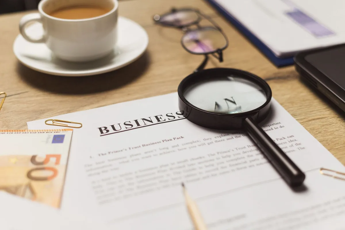 Documents administratifs et plan financier pour création d'entreprise
