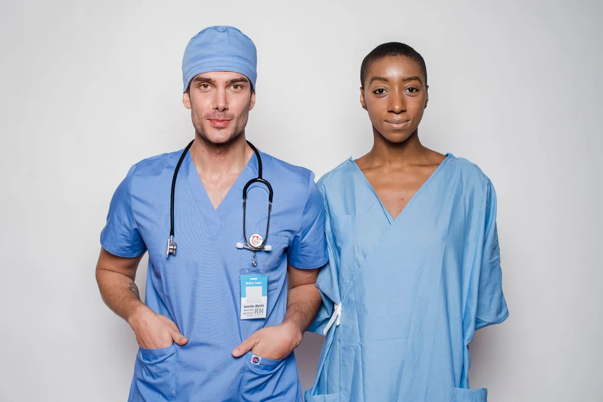 Équipe soignante diverse en formation : infirmiers, aides-soignants et personnels techniques