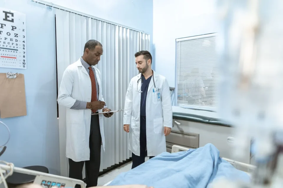 Mains d'un professionnel de santé tenant un certificat de formation et une liste de contrôle dans un couloir d'hôpital