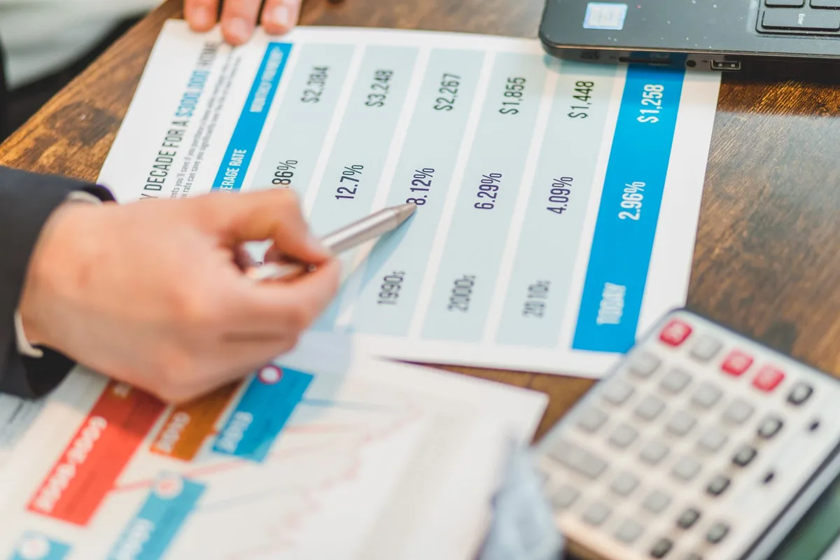 Réunion de décideurs monétaires discutant des taux d'intérêt et de politique économique