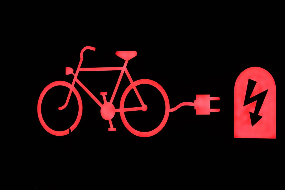 Différents modes de transport durables : vélo, covoiturage, véhicule électrique