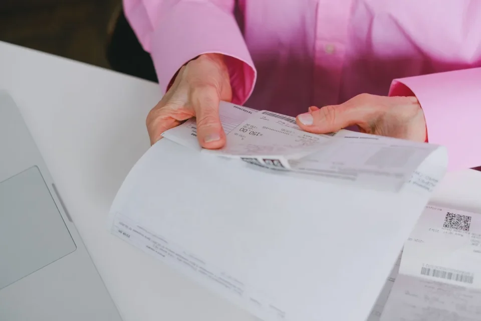 Documents de remboursement et reçus d'essence sur un bureau avec calculatrice