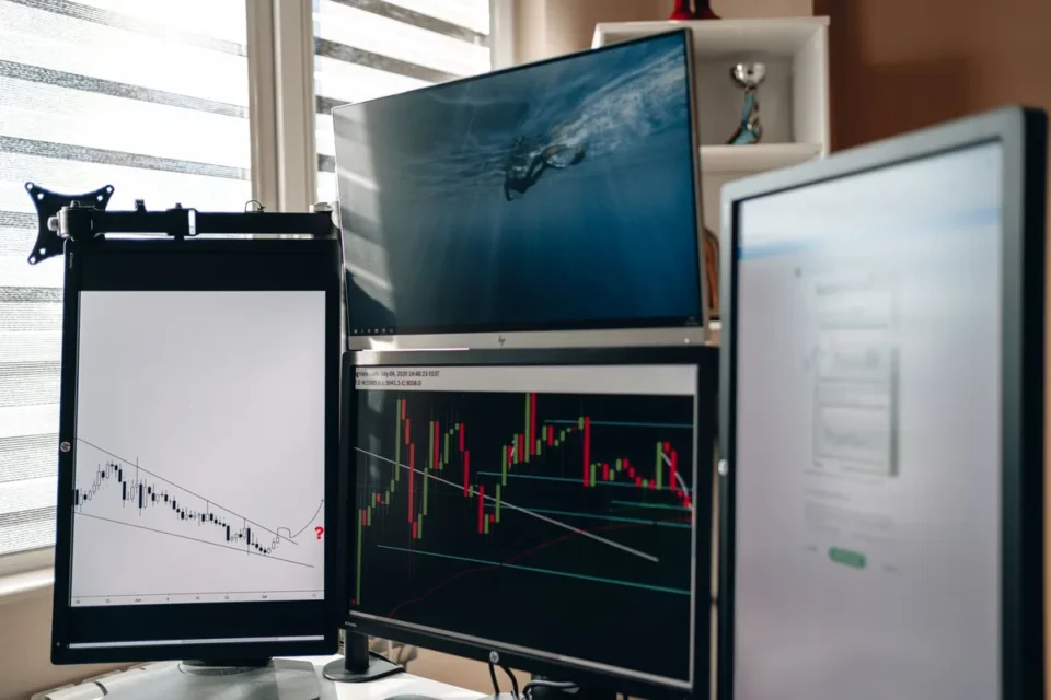 Écrans de trading avec graphiques de marchés et données boursières en temps réel