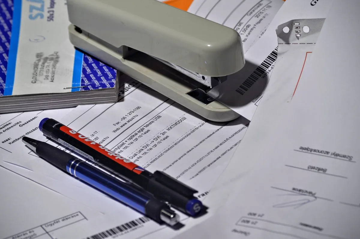 Facture professionnelle avec mentions légales et formule TVA non applicable