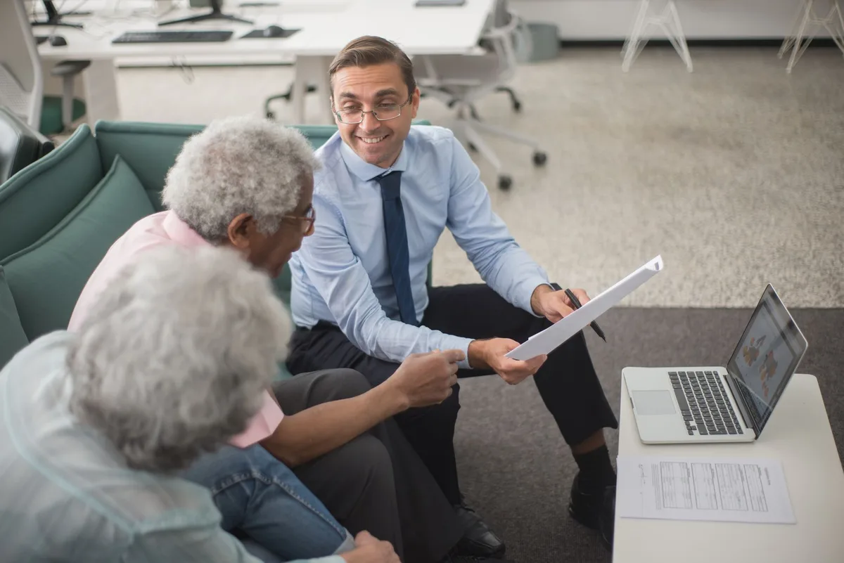 Conseiller bancaire discutant avec un client autour de documents contractuels