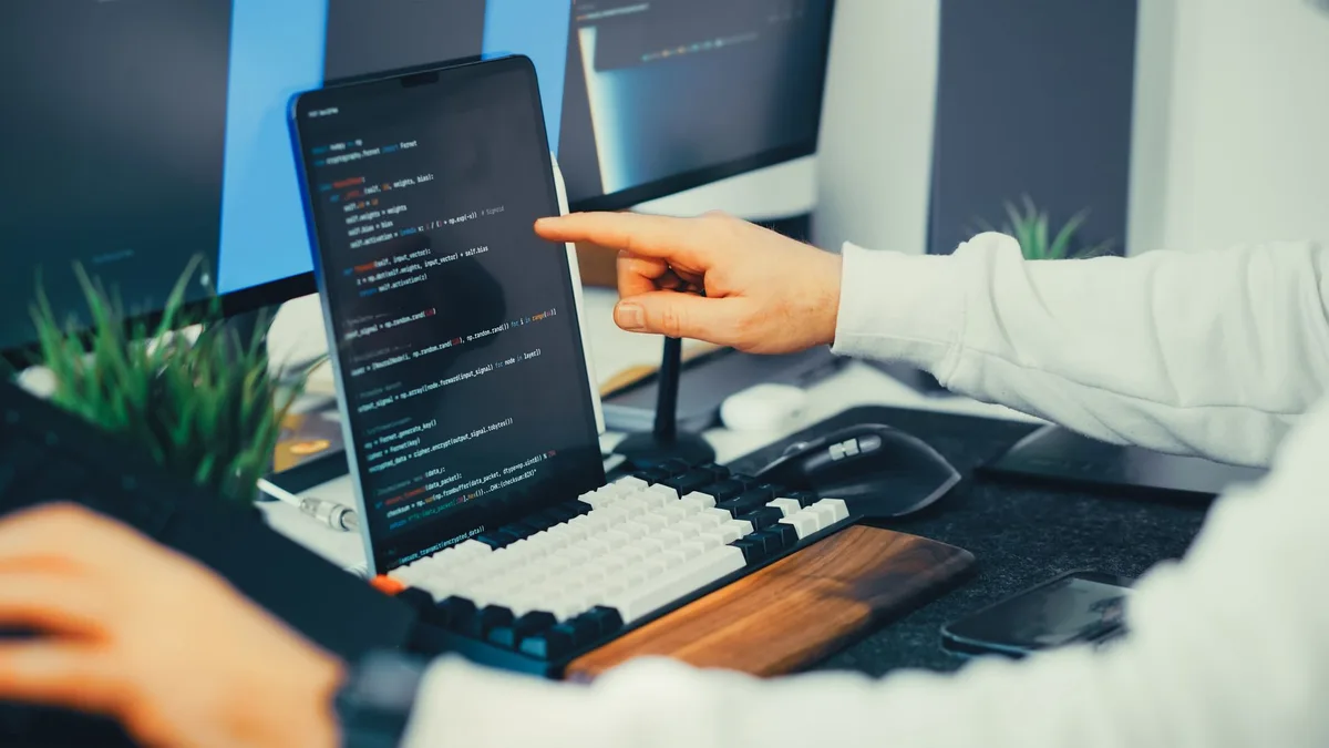 Écrans affichant des algorithmes de trading et des systèmes automatisés en action