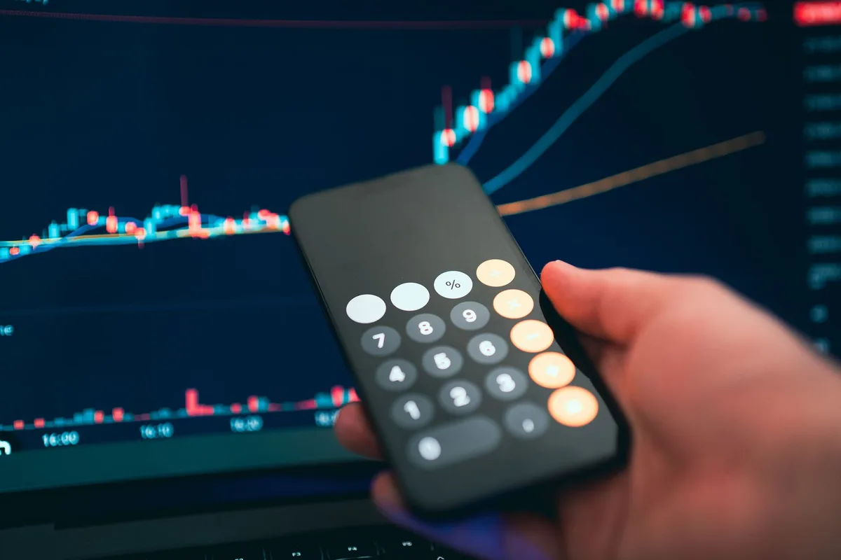 Investisseur analysant un portefeuille diversifié sur son ordinateur