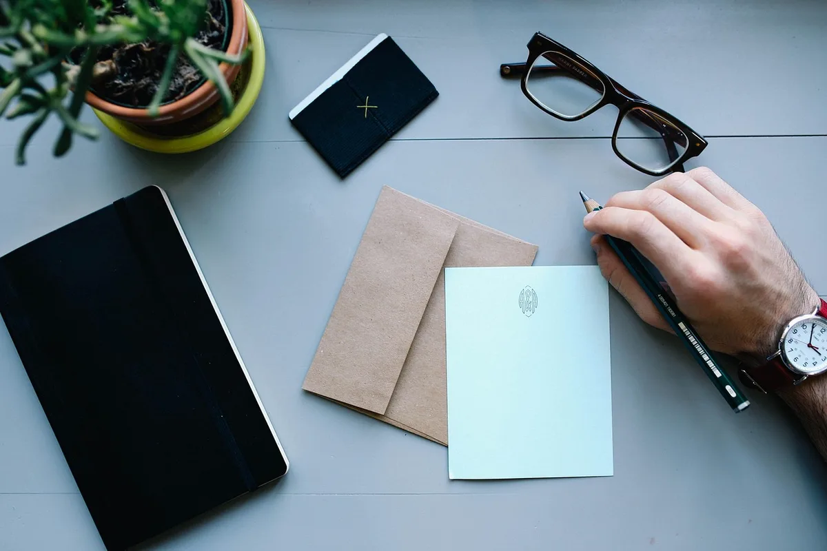 Employeur recevant une déclaration écrite sur un bureau