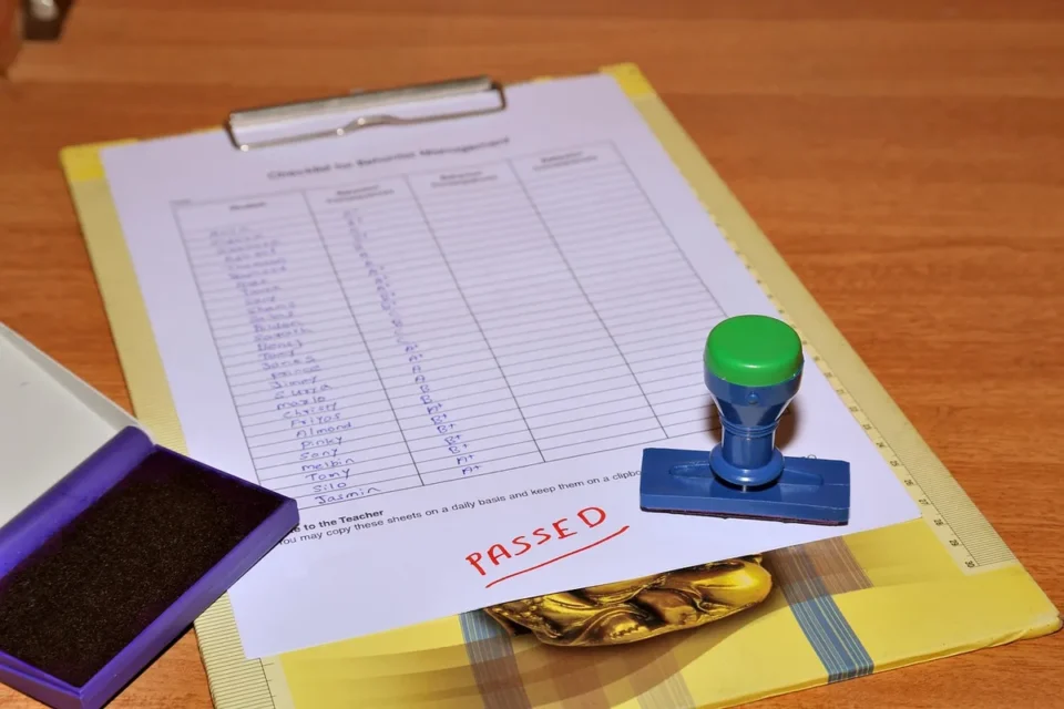 Document avec tampon de refus rouge sur un bureau avec stylo et lunettes