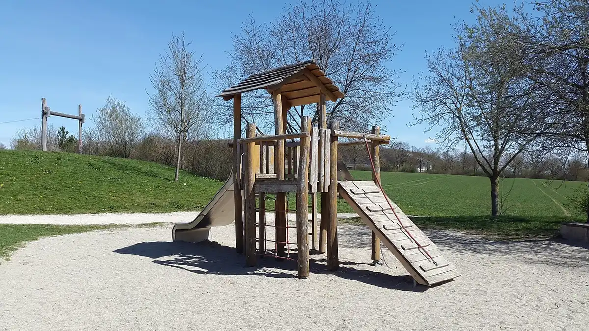 Cour d'école en journée avec enfants et activités surveillées