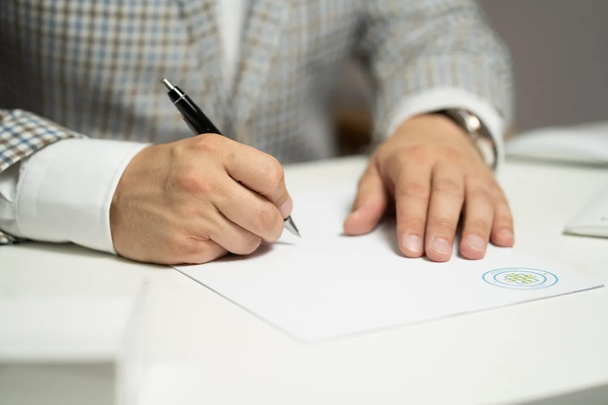 Documents d'assurance et pièces justificatives organisés sur un bureau