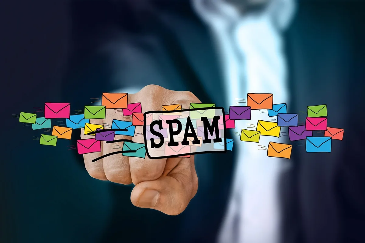 Différents canaux de communication : courrier, email et ordinateur