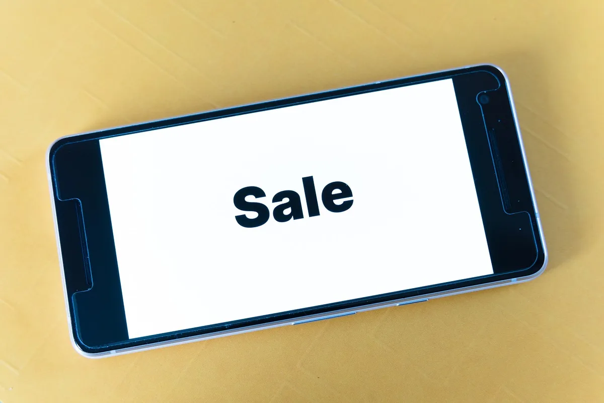 Point de vente montrant un téléphone posé au moment de l'achat